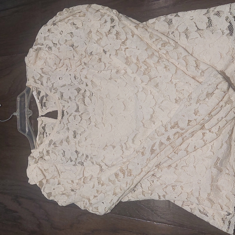 ❣️💫MARK DOWN💫❣️Cute Lace blouse